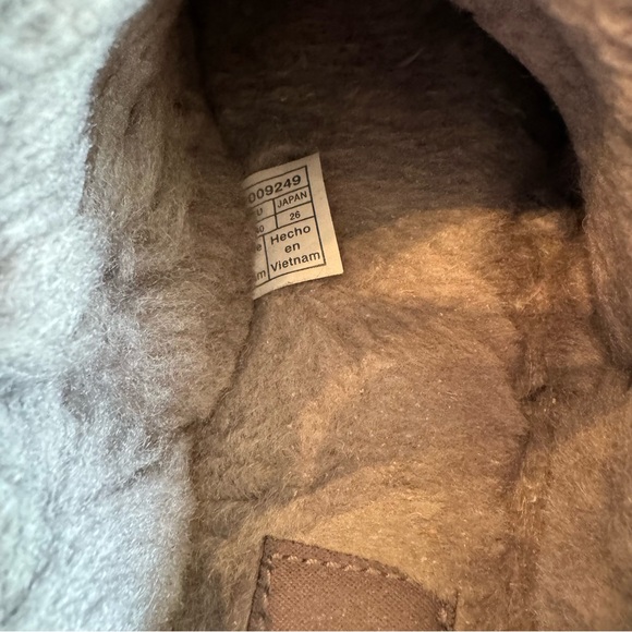 UGG CLASSIC BLACK SLIPPER - Picture 8 of 10